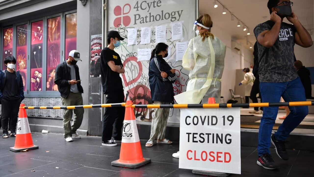 People queue at a walk-in COVID-19 testing site at in Melbourne (AAP)
