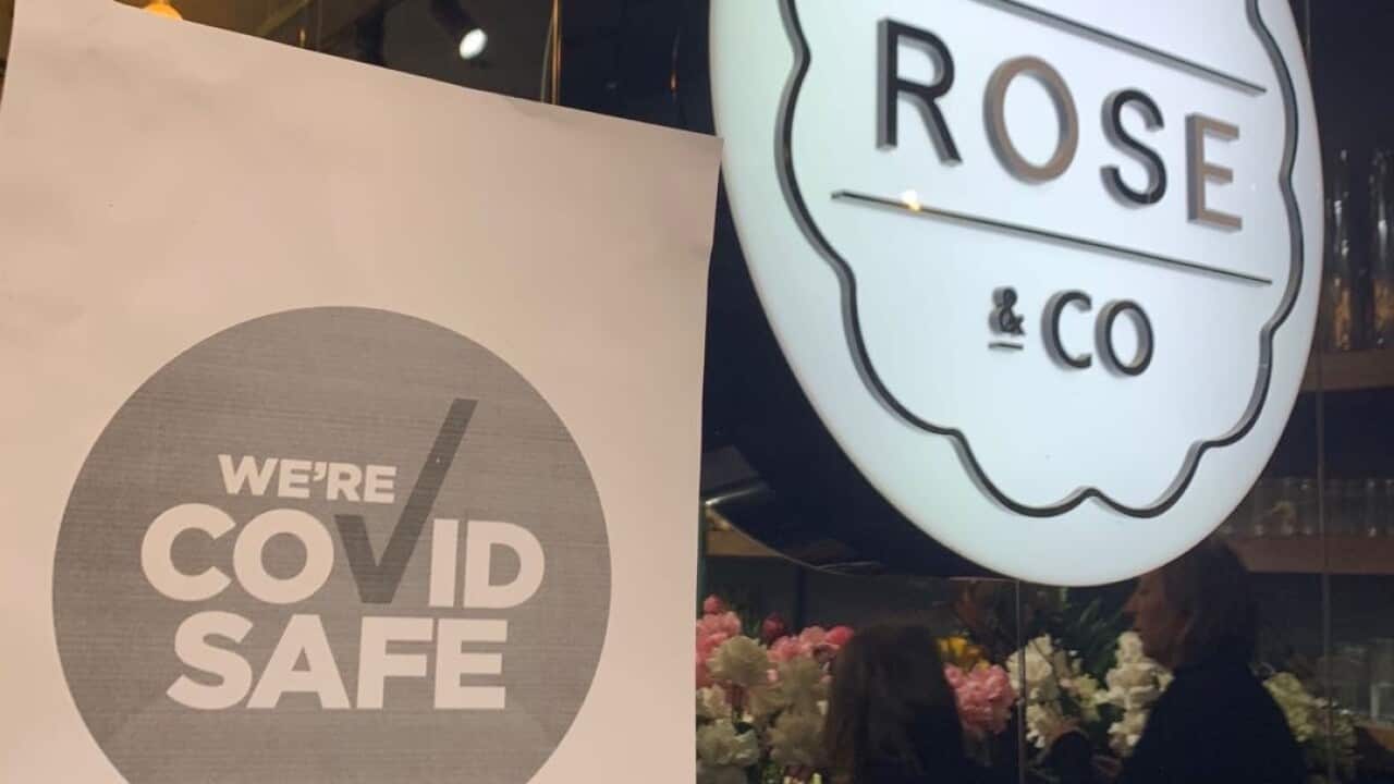 Bango lenye taarifa ya usalama wa COVID kwenye dirisha la duka