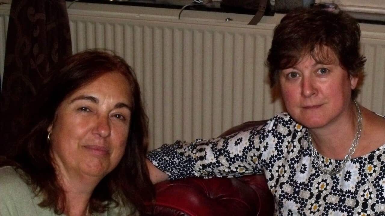 Krimiautorin Kirsten Püttjer (R) mit Trudi Latour