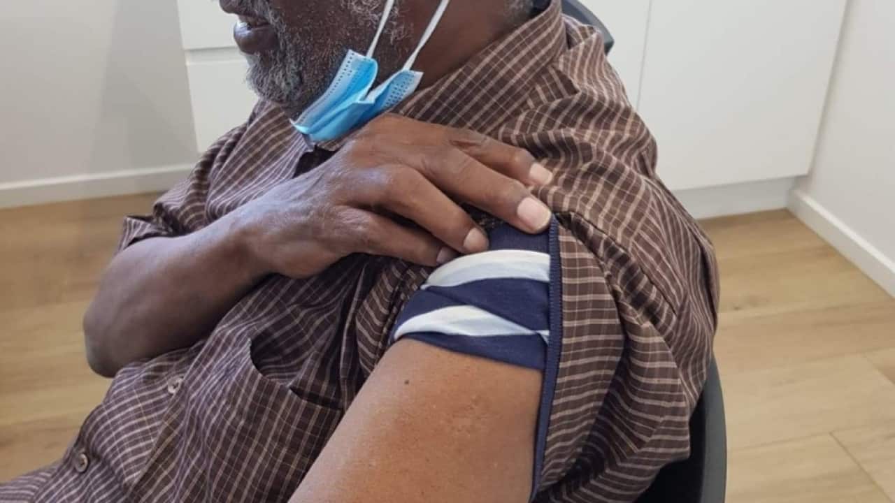 Raas oo qaadanaya tallaalkii COVID-19