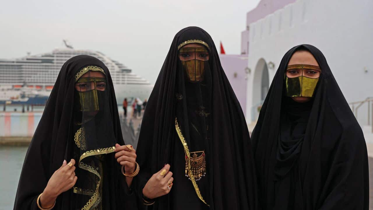 Qatari women wearing traditional clothes