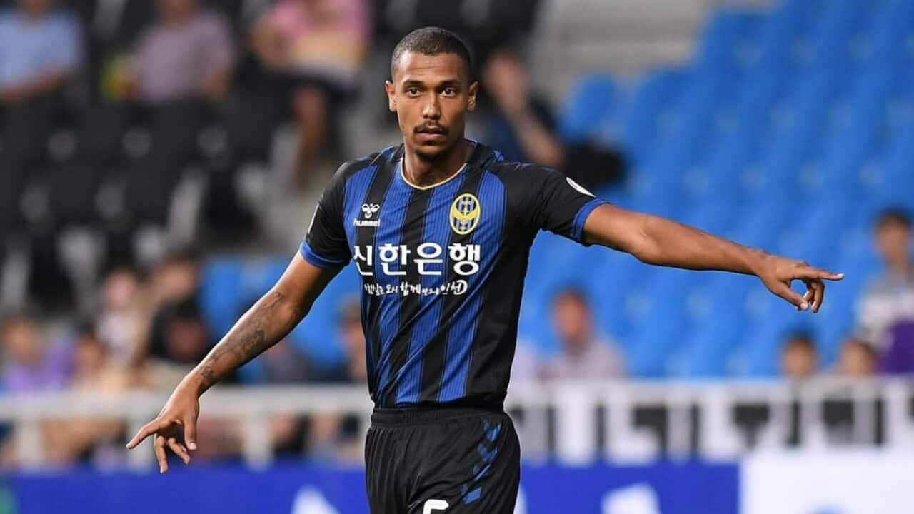 Rashid Mahazi in action for Incheon United