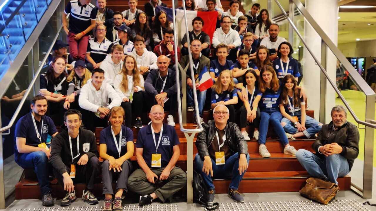 Olivier Ly (au premier rang, le deuxième en partant de la gauche) dirige l'équipe Rhoban, de l'université de Bordeaux, et qui est championne du monde de Robofoot