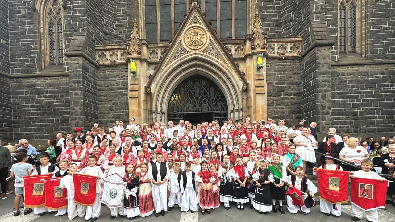 hrvatske folklorne grupe iz Melbournea ispred katedrale Stepinčevo.jpg