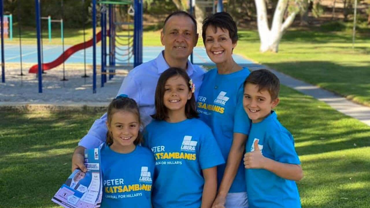 Ο Παναγιώτης Κατσαμπάνης σε χαρούμενες στγιμές με την οικογένειά του- Χθες βράδυ έχασε την έδρα του