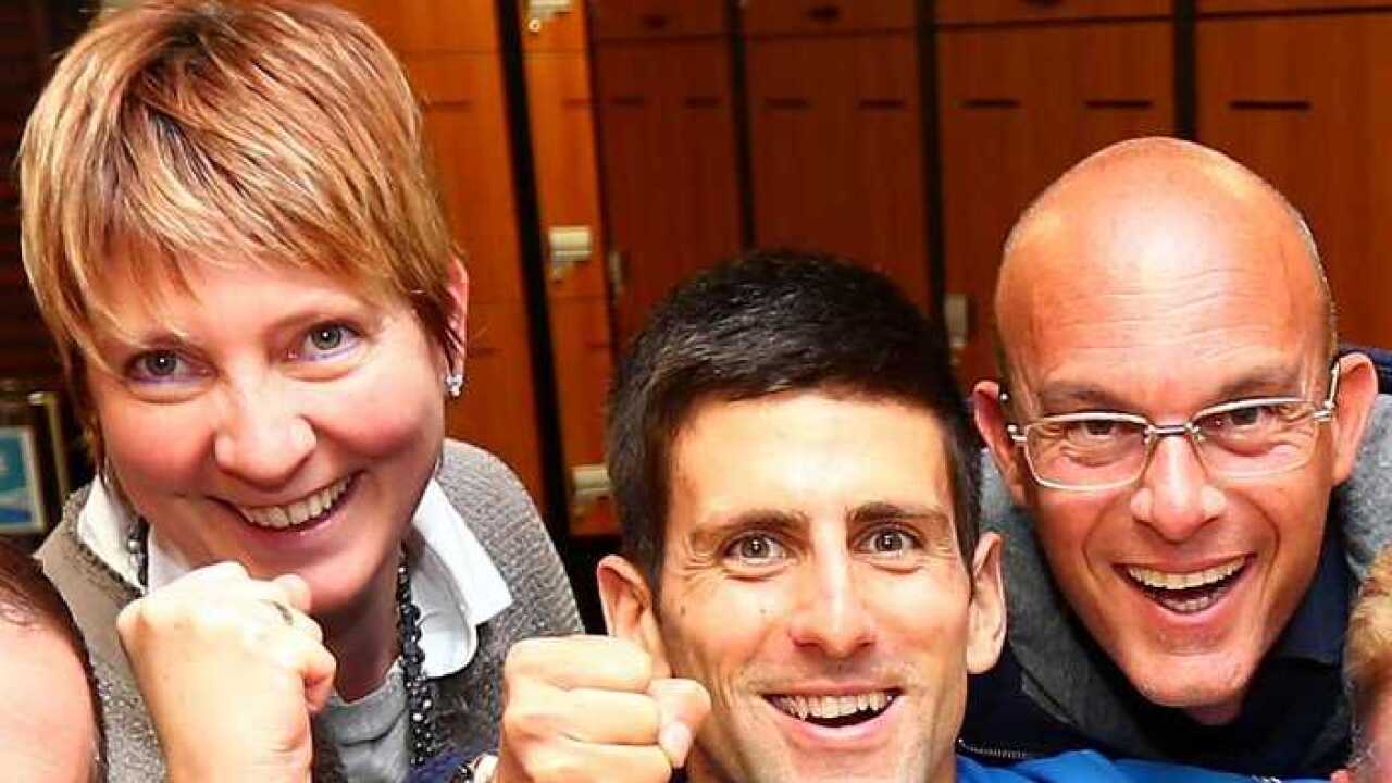 Novak Djokovic tra Elena Cappellaro e Edoardo Artaldi