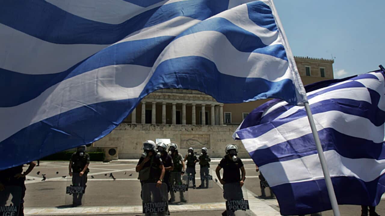 greece_flag_L_111103_getty_2033086631