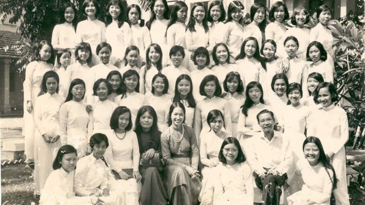 Lớp 11B2 niên khóa 68-69 của trường nữ trung học Gia Long
