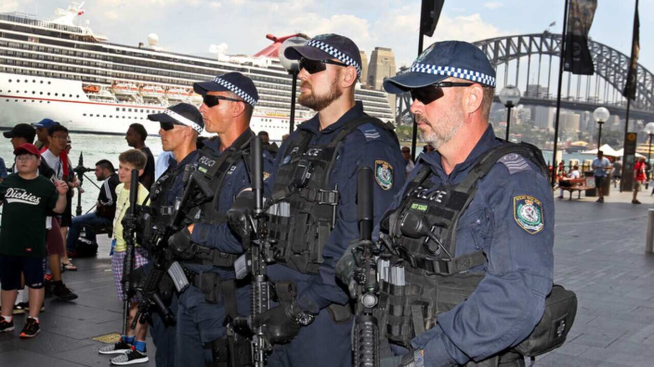 NSW Police equipped with M4 Carbine guns at Circular Quay, December 18, 2017 (AAP Image/Ben Rushton)