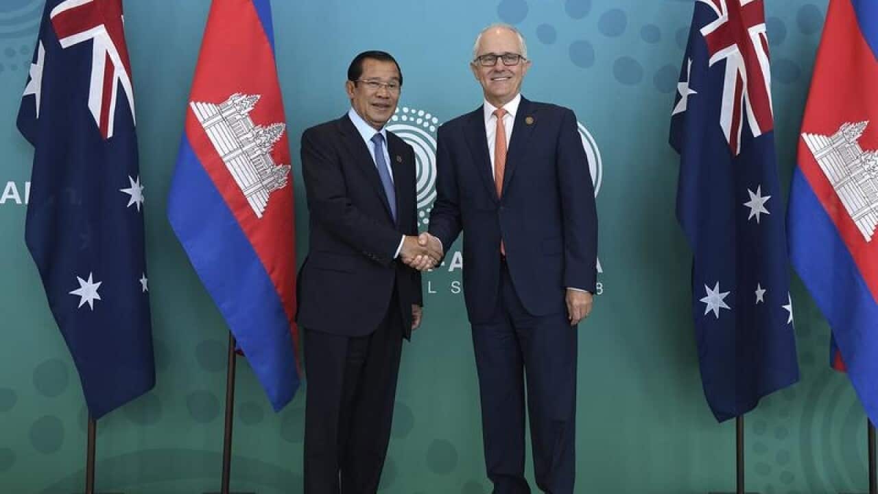 Hun Sen and Malcolm Turnbull shake hands.