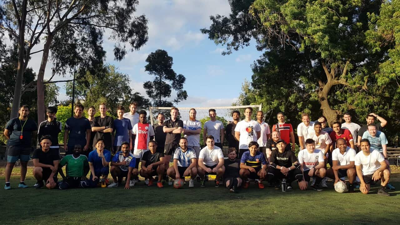 Wanachama wa Melbourne Social Soccer Inc wajumuika katika picha