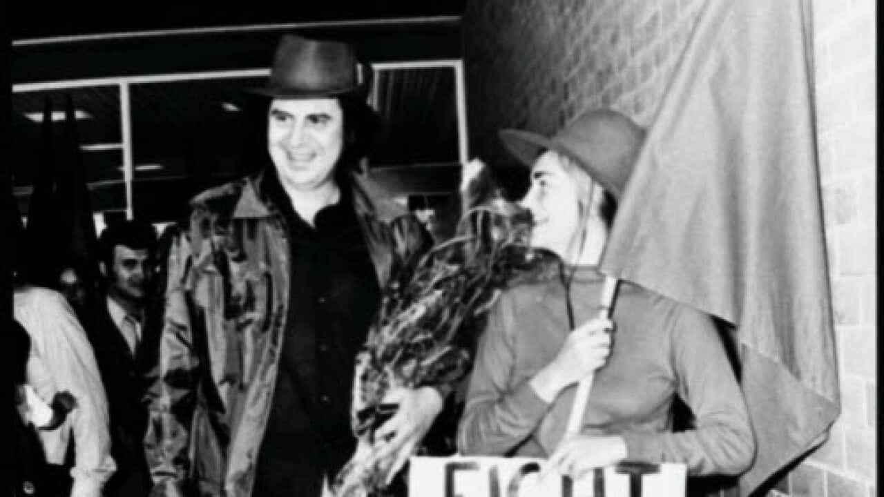 Ο Μίκης Θεοδωράκης στην Αυστραλία τον Μάρτιο του του 1972 δίπλα σε διαδηλώτρια με σύνθημα κατά της Χούντας