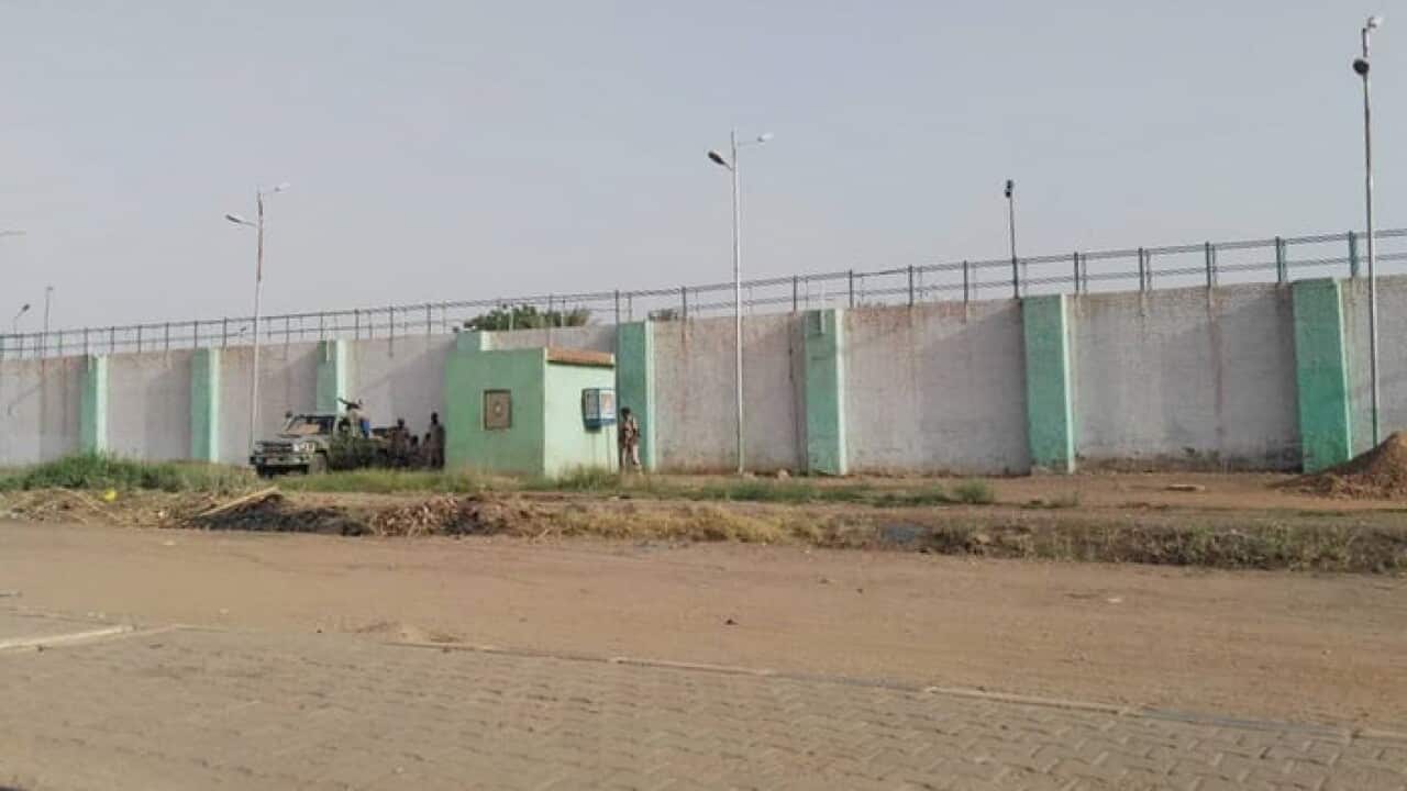 Sudanese soldiers stand guard at the walls of Kober prison (Getty Images).
