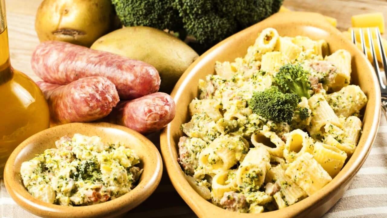 Un piatto invernale con due semplici ingredienti: salsicce e broccoli.
