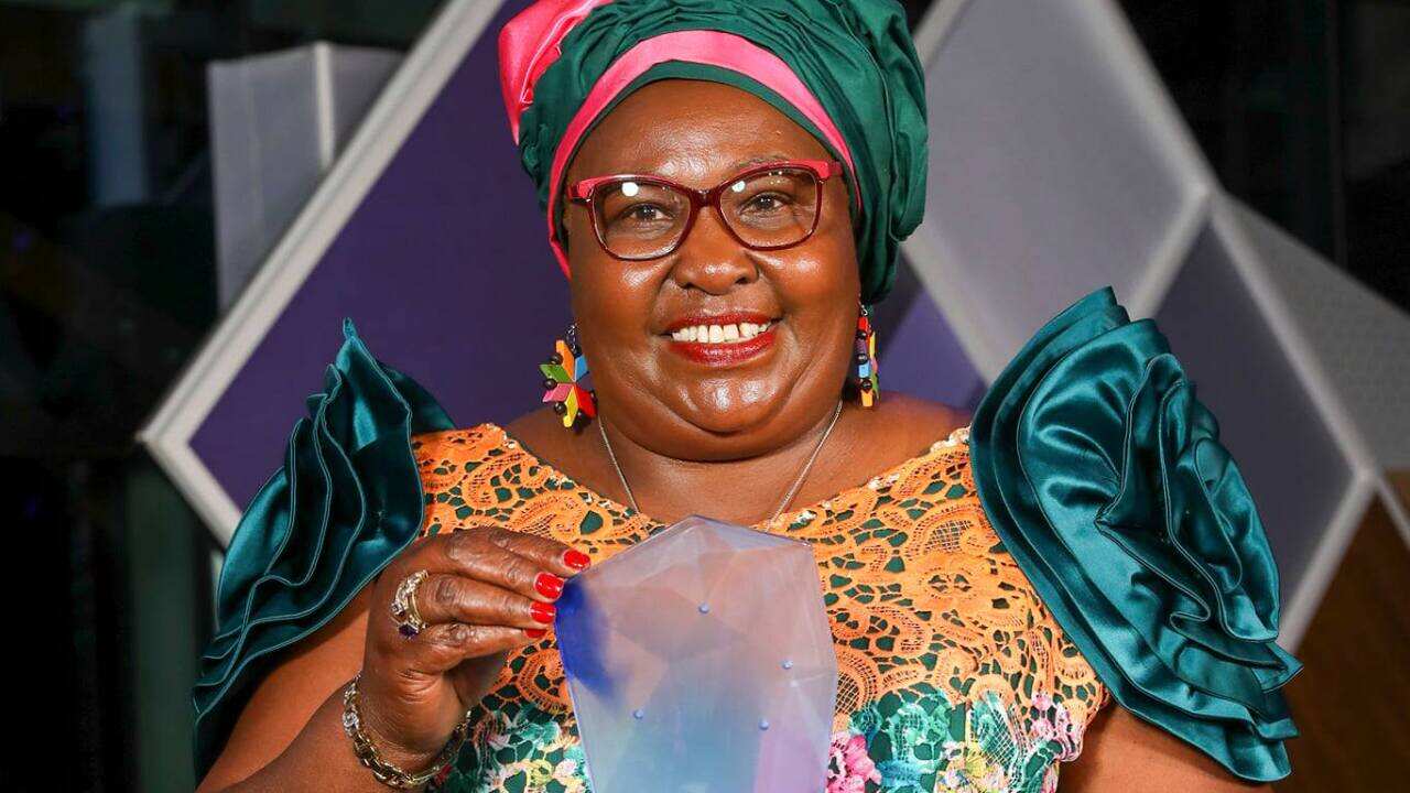 Rosemary Kariuki aonesha tuzo aliyoshinda katika kitengo cha shujaa wa jamii