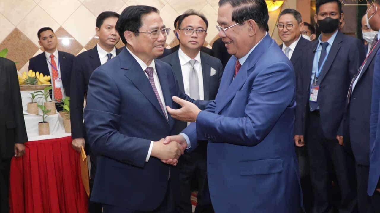 Vietnam PM Pham Minh Chinh(L) and Cambodia PM Hun Sen (R).jpg
