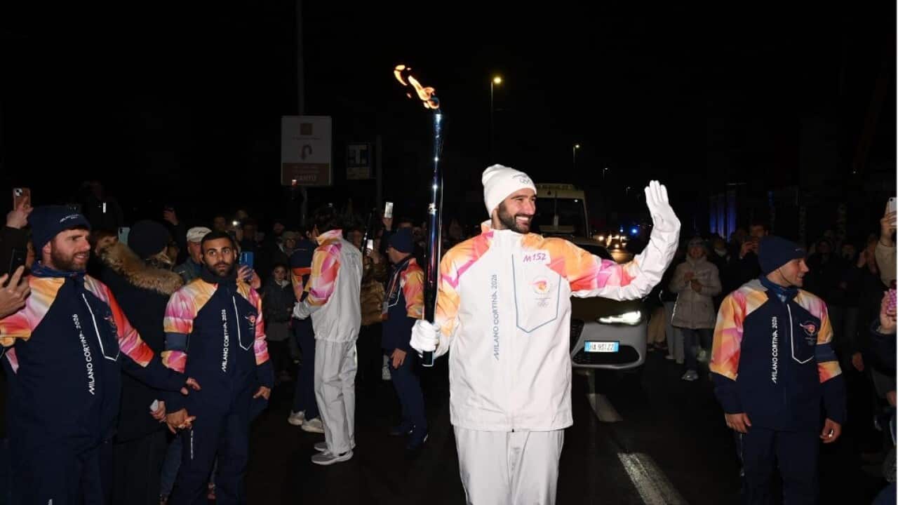 Il capitano di Cantù Riccardo Moraschini durante la sua frazione da tedoforo.