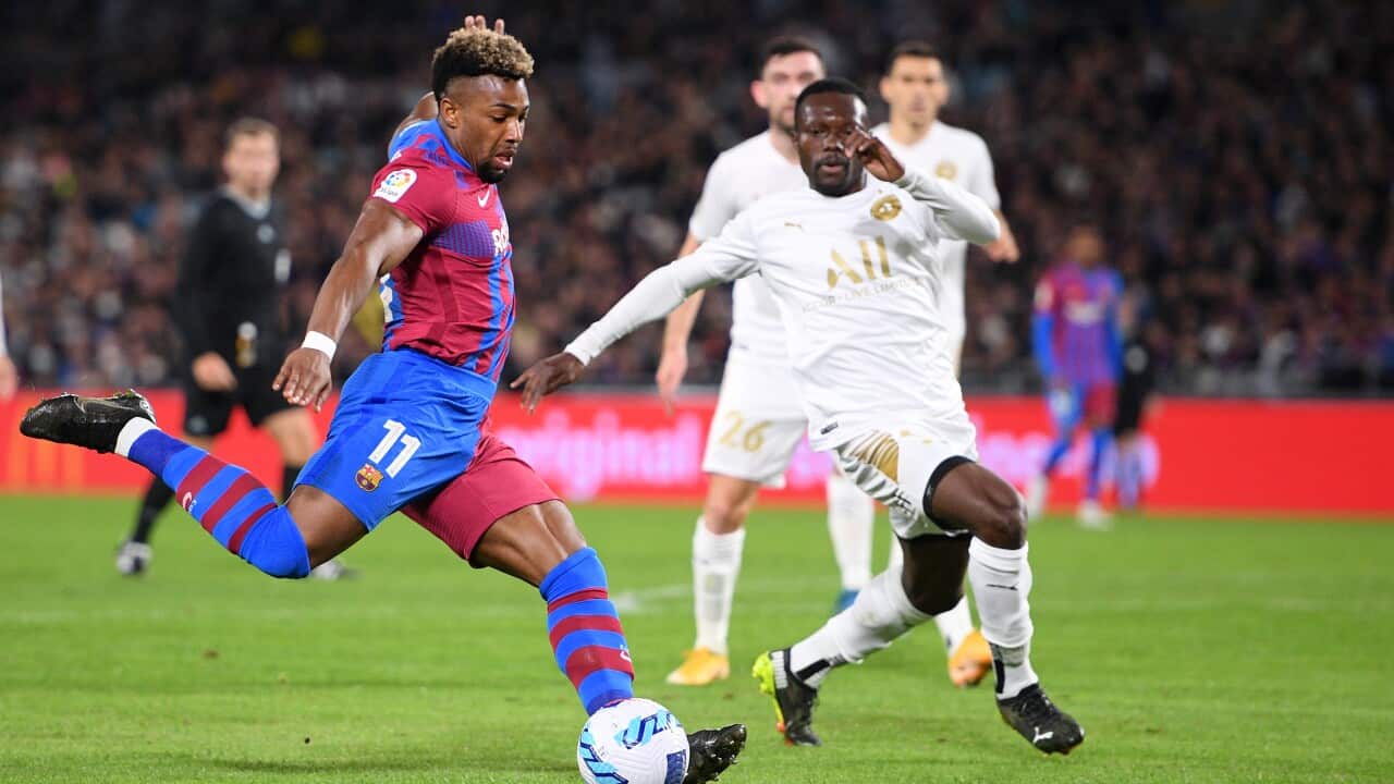 Adama Traore wa FC Barcelona, akabwa na Adama Traore wa A-League All Stars, katika mechi yakirafiki mjini Sydney, Australia