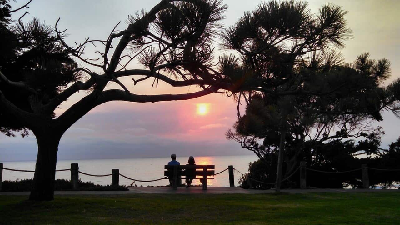 夕阳下的老夫妻