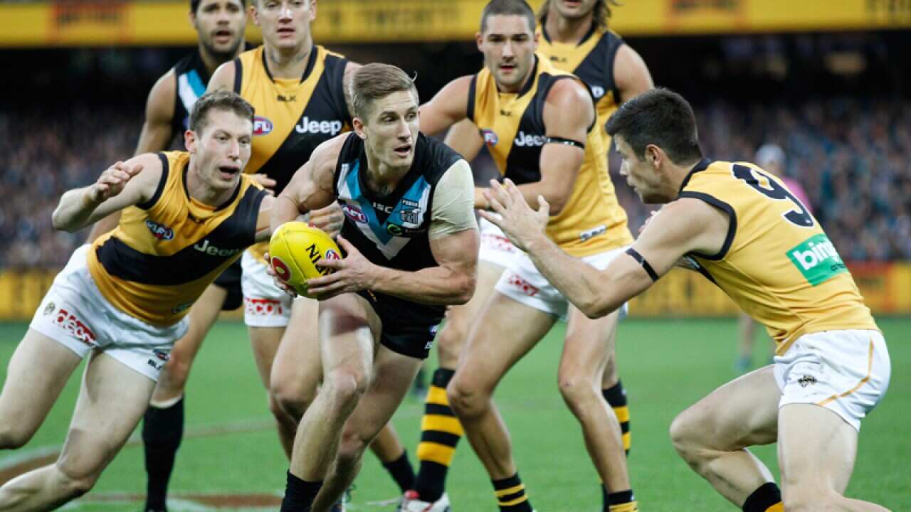 Hamish Hartlett of the Power finds himself surrounded by Richmond