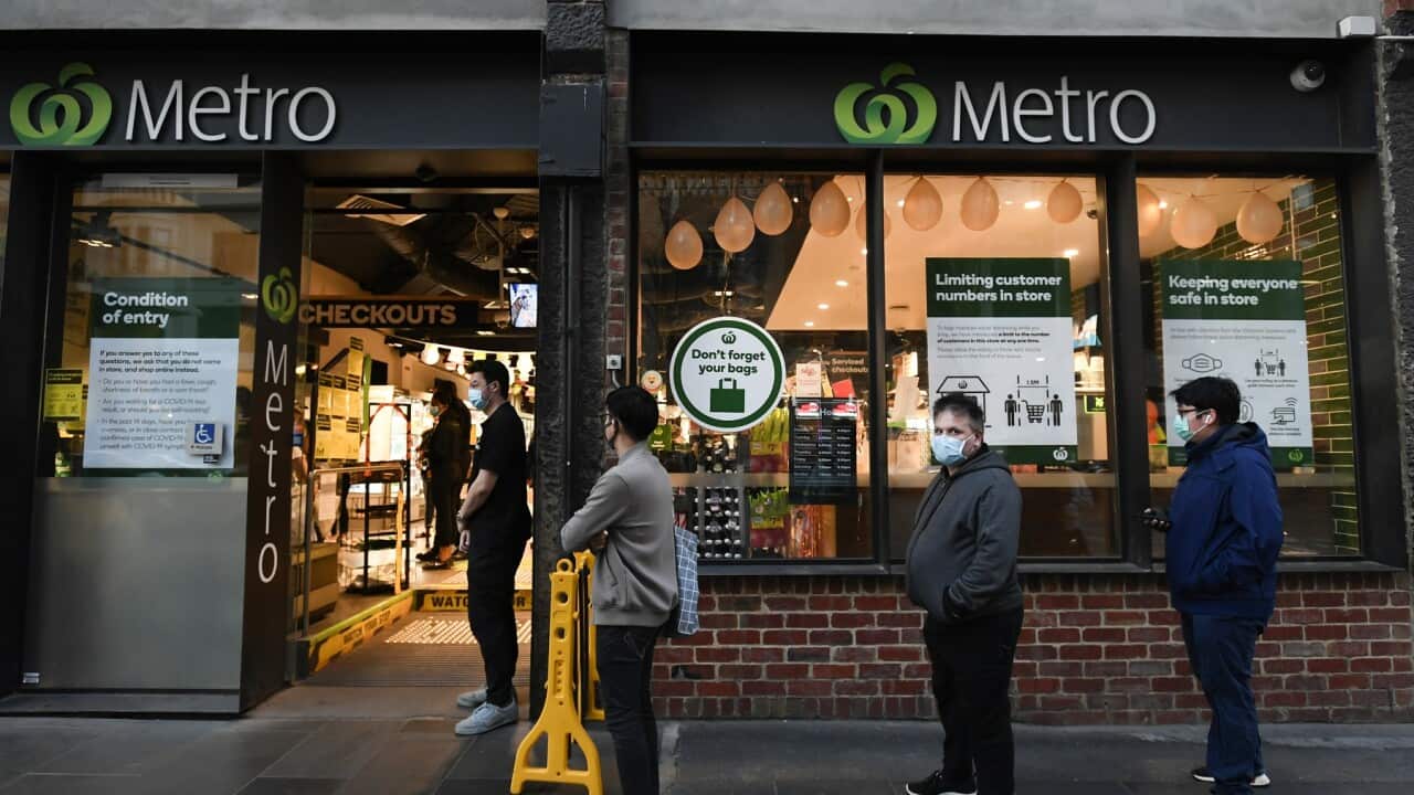 Мелбурьн хотноо дэлгүүрт дугаарлаж буй хүмүүс