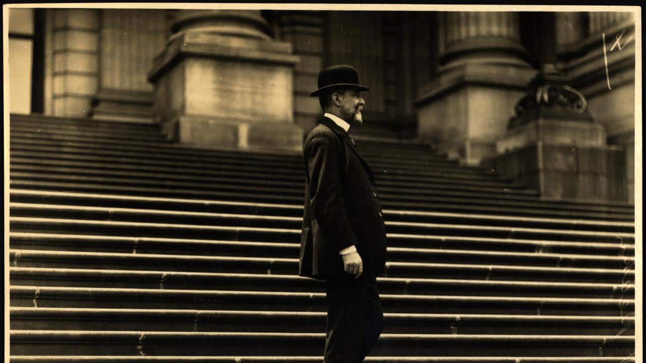 Deakin_leaving_Parliament_House.jpg