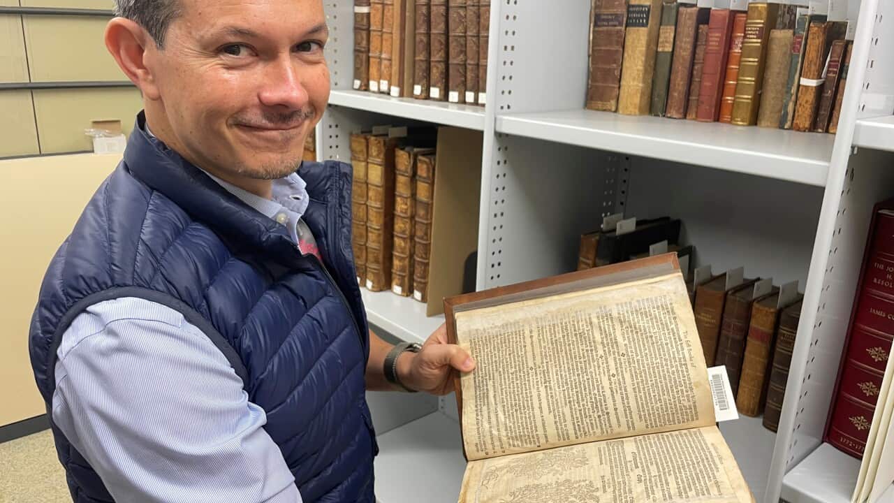 Alastair con un volume antico della State Botanical Collection_.jpg
