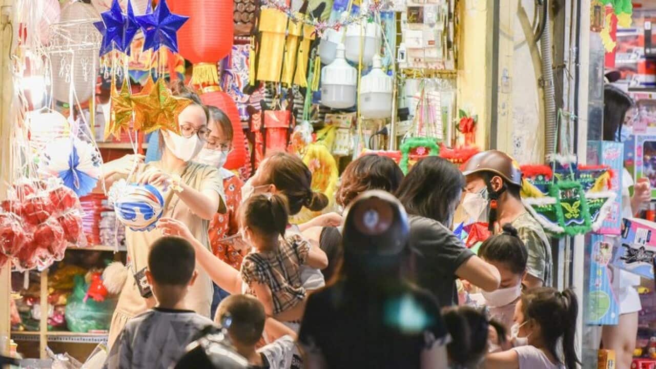 Phố Hàng Mã đông đúc người mua sắm đồ chơi Trung thu