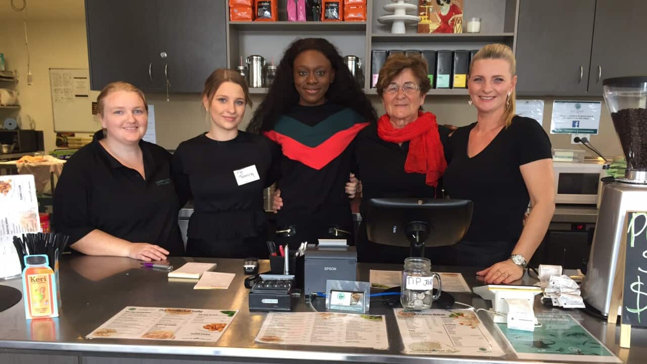 Pemba na wafanyakazi wenza wa zamani ndani ya mgahawa wa Harmony on Carmody Cafe