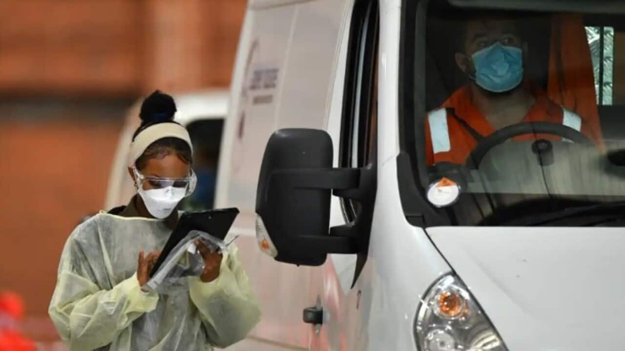 یک کارمند صحی در حال آمادگی برای انجام آزمایش کرونا در ملبورن