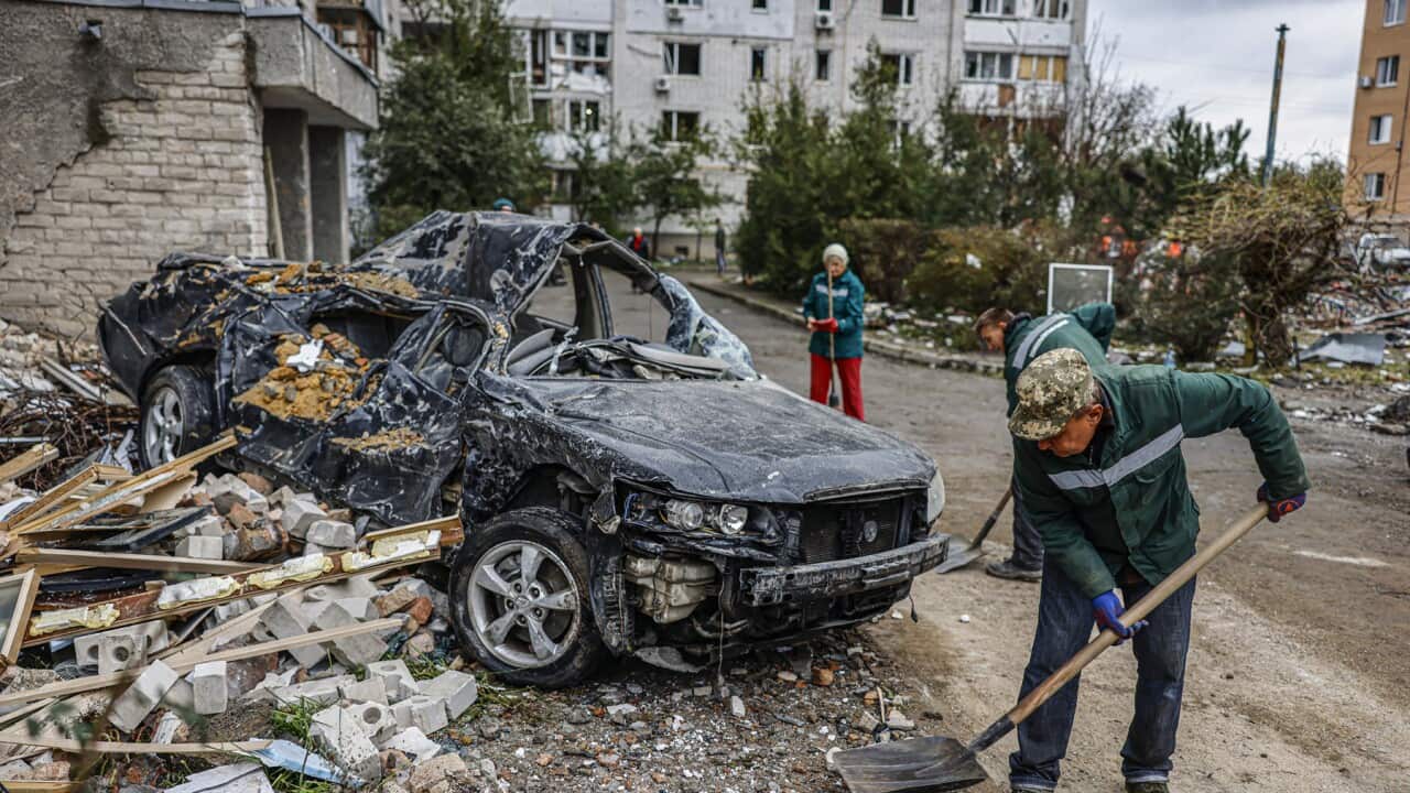 Люди прибирають після обстрілу на півдні України (AAP).jpg