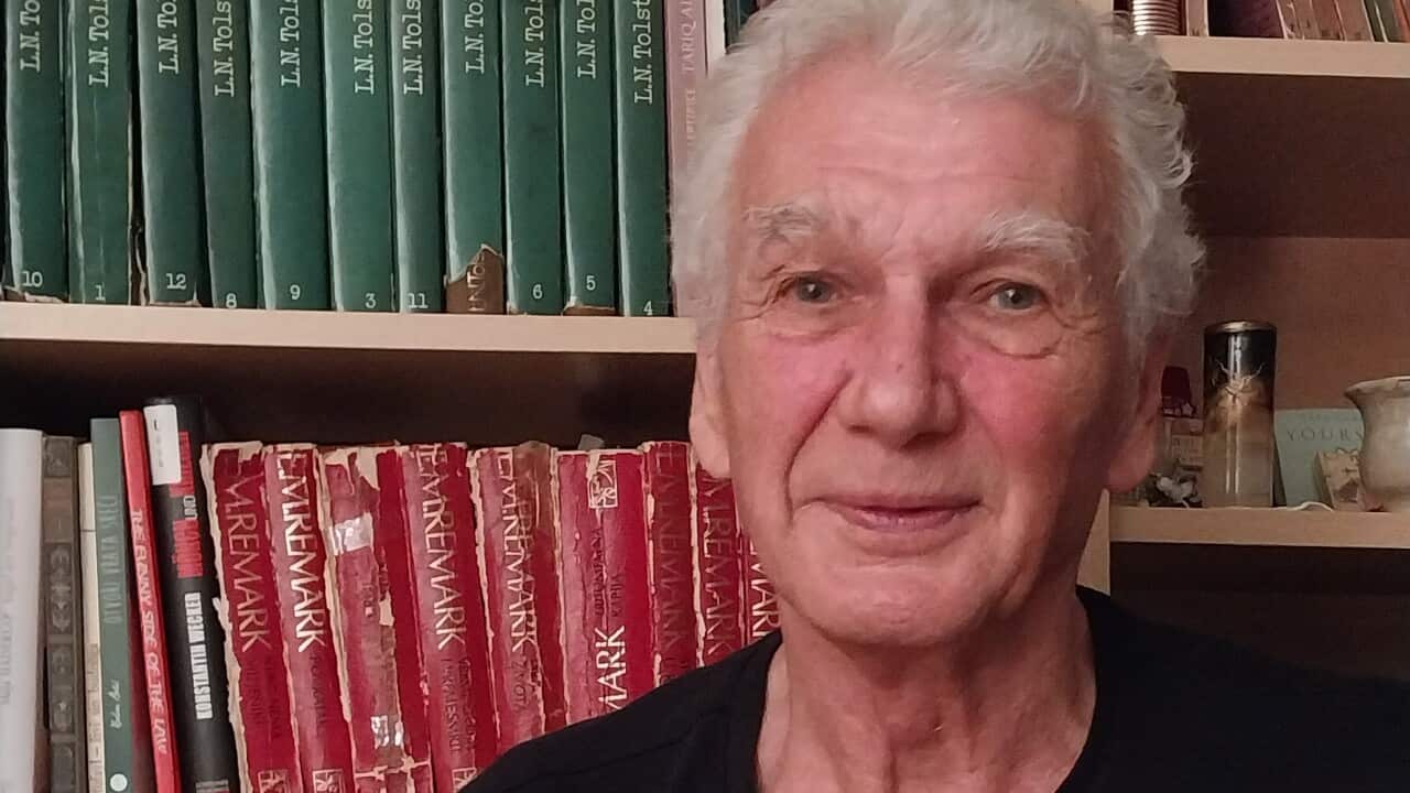 Pjesnik Enes Kišević kao gost A. Hadžiahmetović u kući na Otokama, Sanski Most, 3. august 2023. godine.jpg