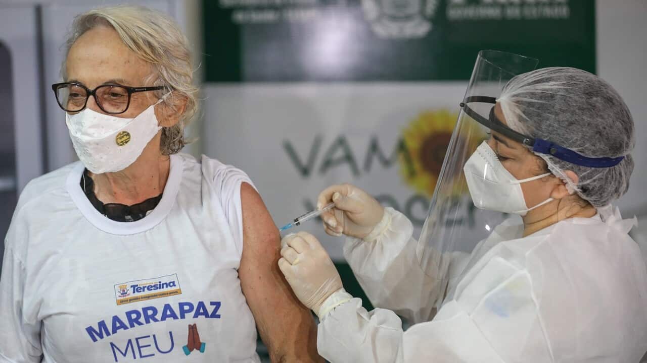 The doctor Amarilis Borba, receives a dose of vaccine