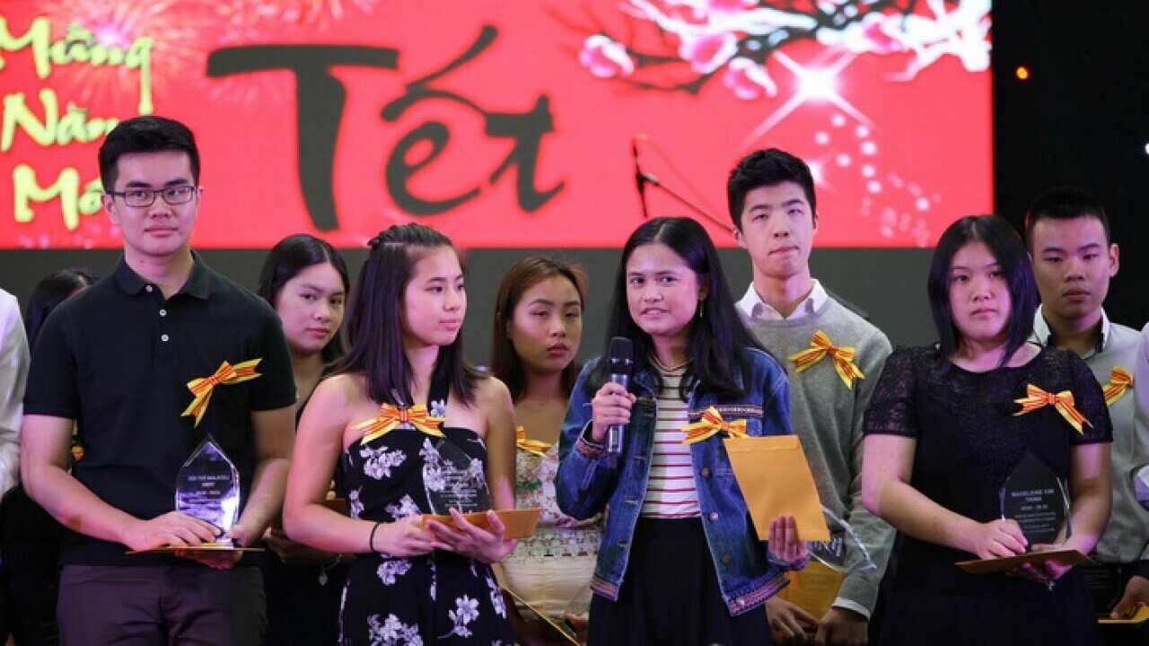 Các em đạt điểm VCE/ATAR cao ở Victoria được trao thưởng trong hội chợ Tết Mậu Tuất.