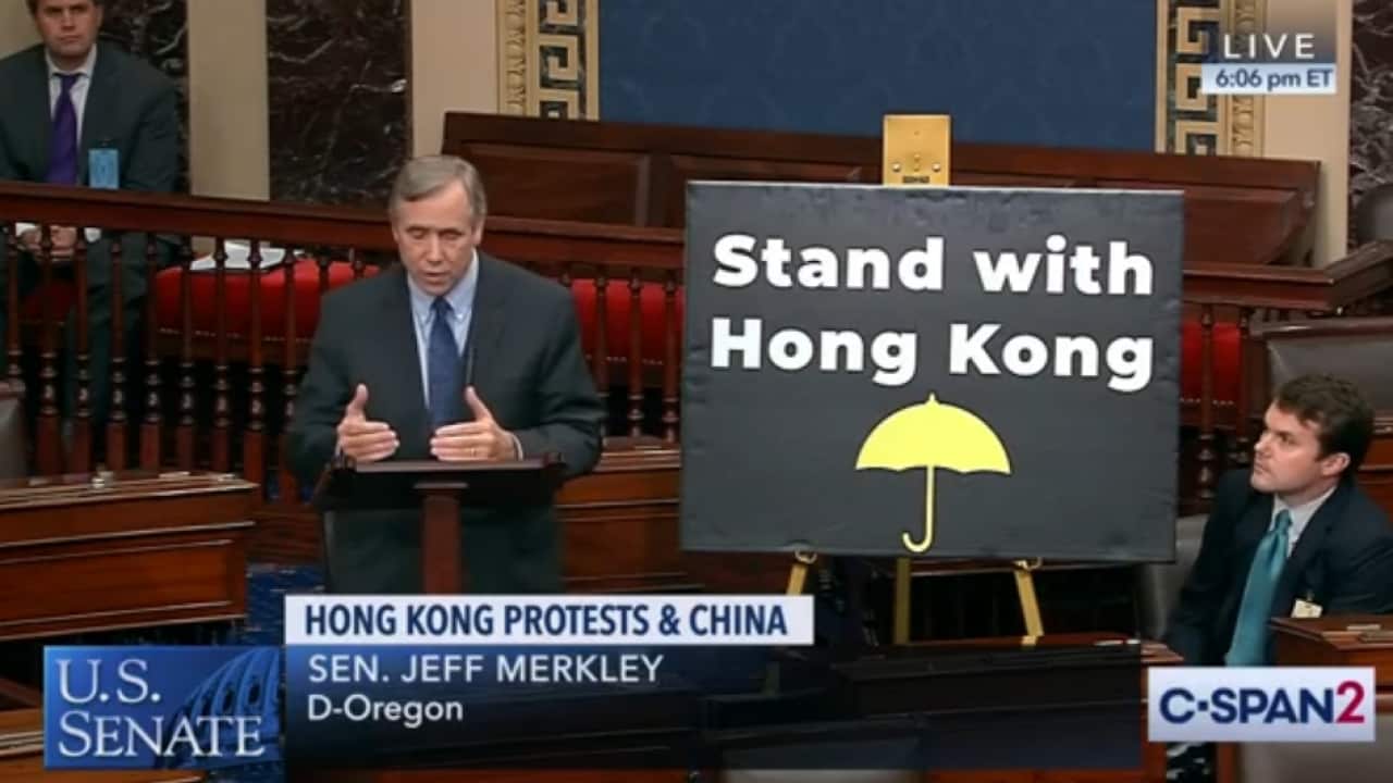 美国参议院通过《香港人权及民主法案》 | SBS Chinese