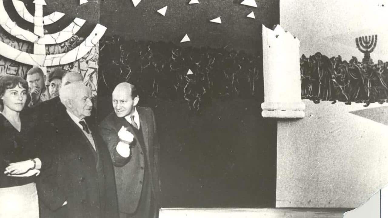 נחמן תמיר מלווה את ראש הממשלה דוד בן-גוריון בתערוכת “כיבוש השממה“ ב-1953