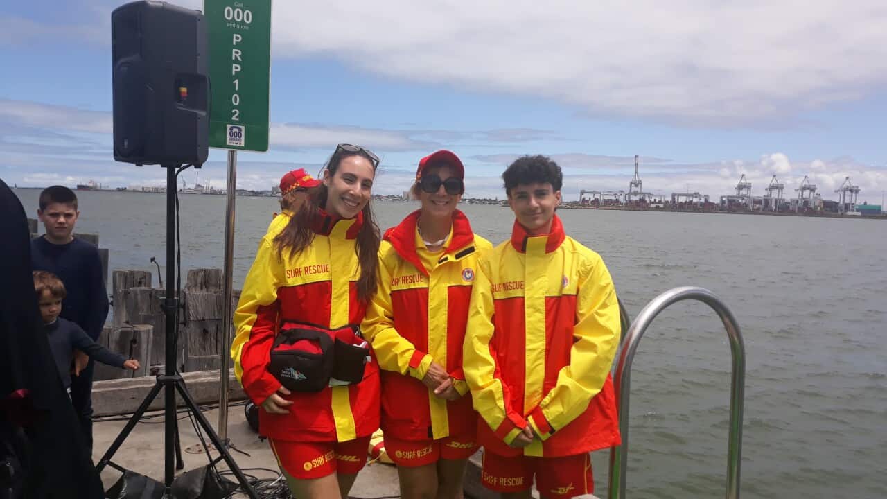 H Βίκυ Χατζηδημητρίου (μέση) μαζί με την επίσης εθελόντρια κόρη της, Νικολέτα Χατζηδημητρίου και τον ανιψιό της, εθελοντή Γιώργο Βελγάκη.