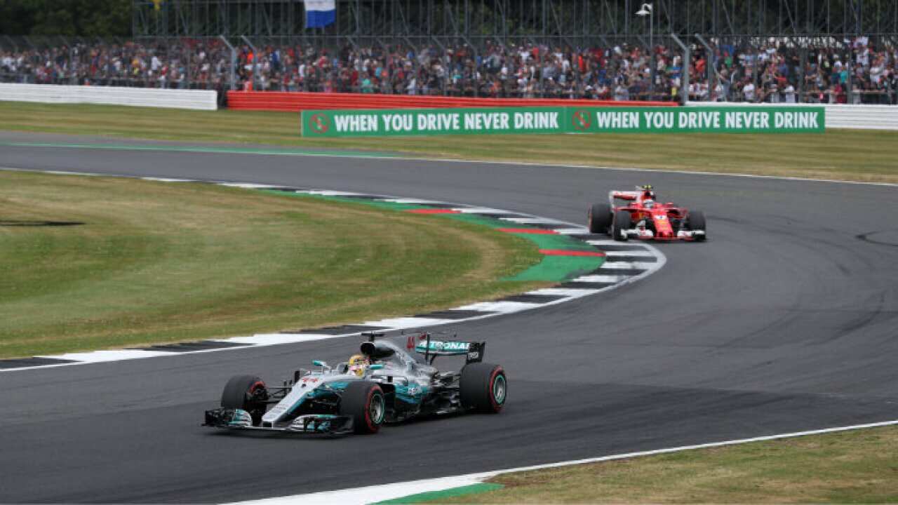 Mercedes 'Lewis Hamilton führt von Ferrari Sebastian Vettel während des British Grand Prix 2017 auf Silverstone Circuit