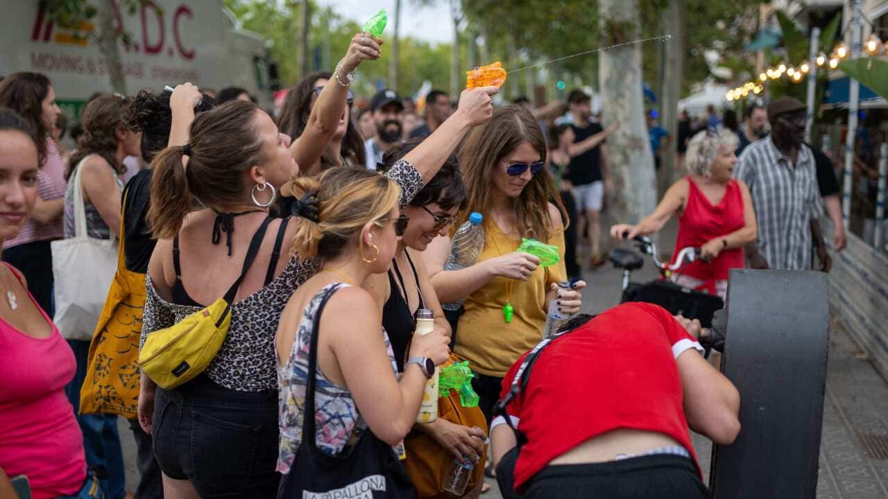 Protesters spray tourists with water guns in Barcelona, chant ‘tourists go home’ Protesters spray tourists with water guns in Barcelona, chant ‘tourists go home’
