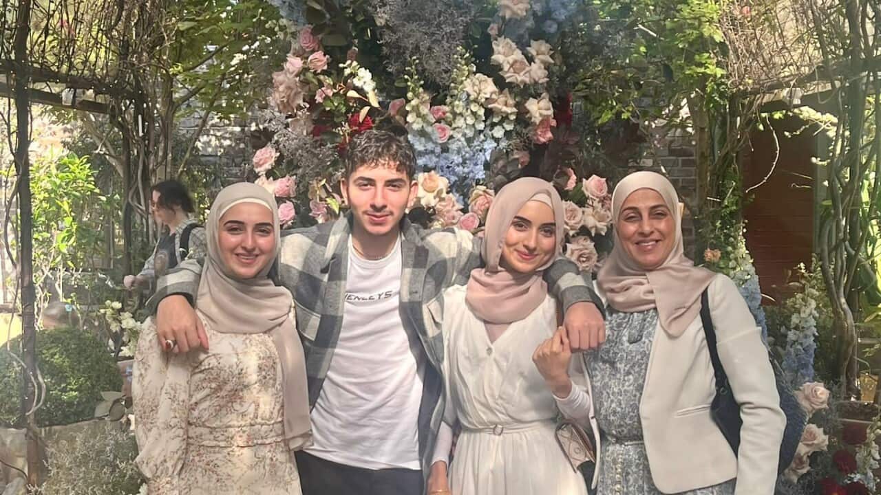 صورة عائلية في الحديقة للسيدة مي الجوني.jpg