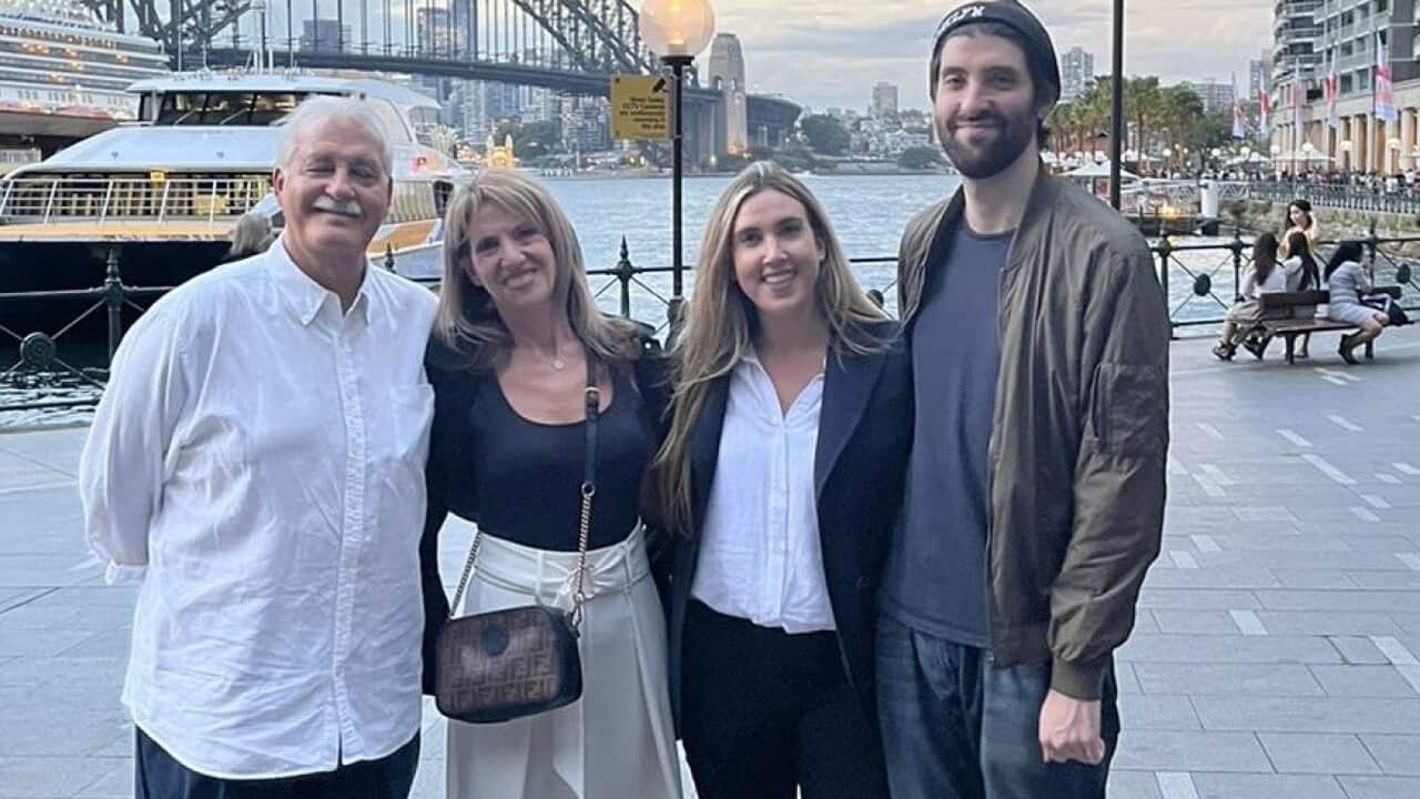 Claudio Bosca a Circular Quay con la famiglia.jpg