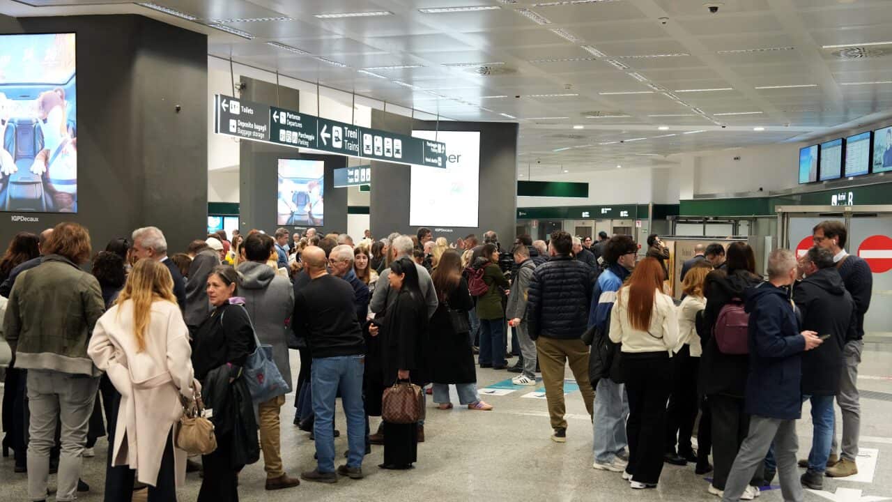 I genitori in attesa dei ragazzi che rientrano da Dubai all'areoporto di Malpensa