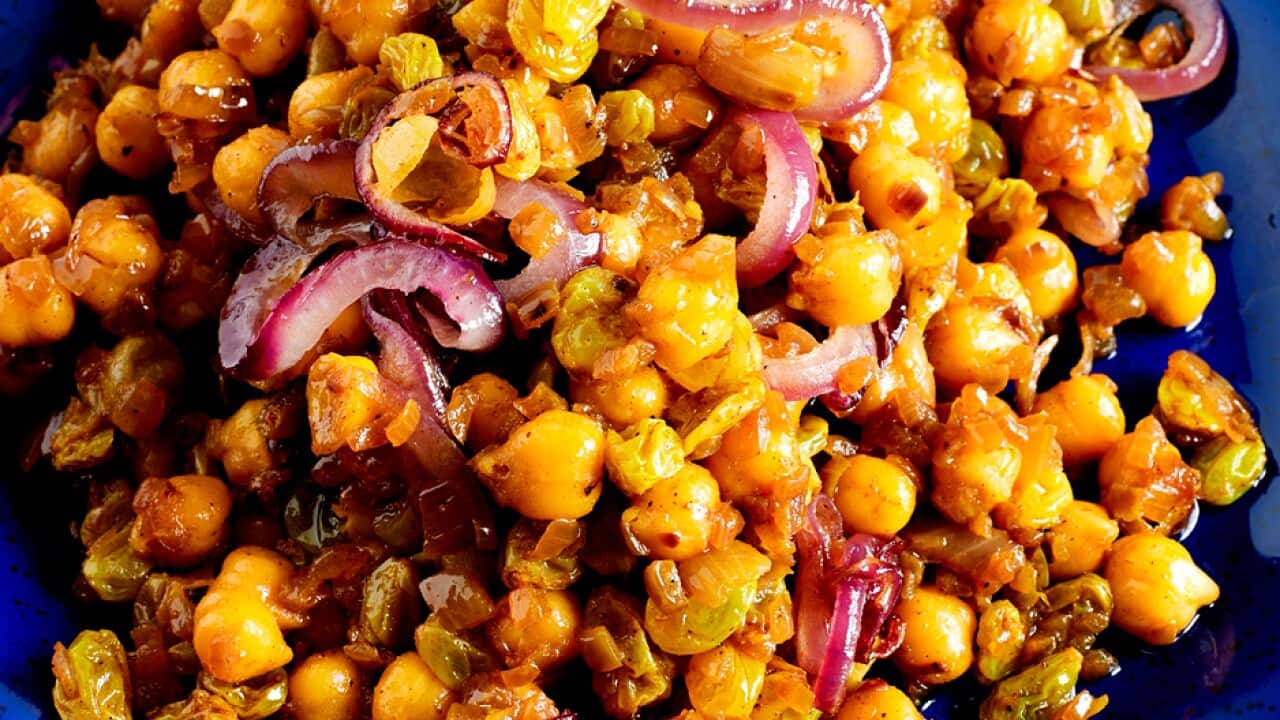 Chickpea and caramelised onion salad (schlada tfaya)