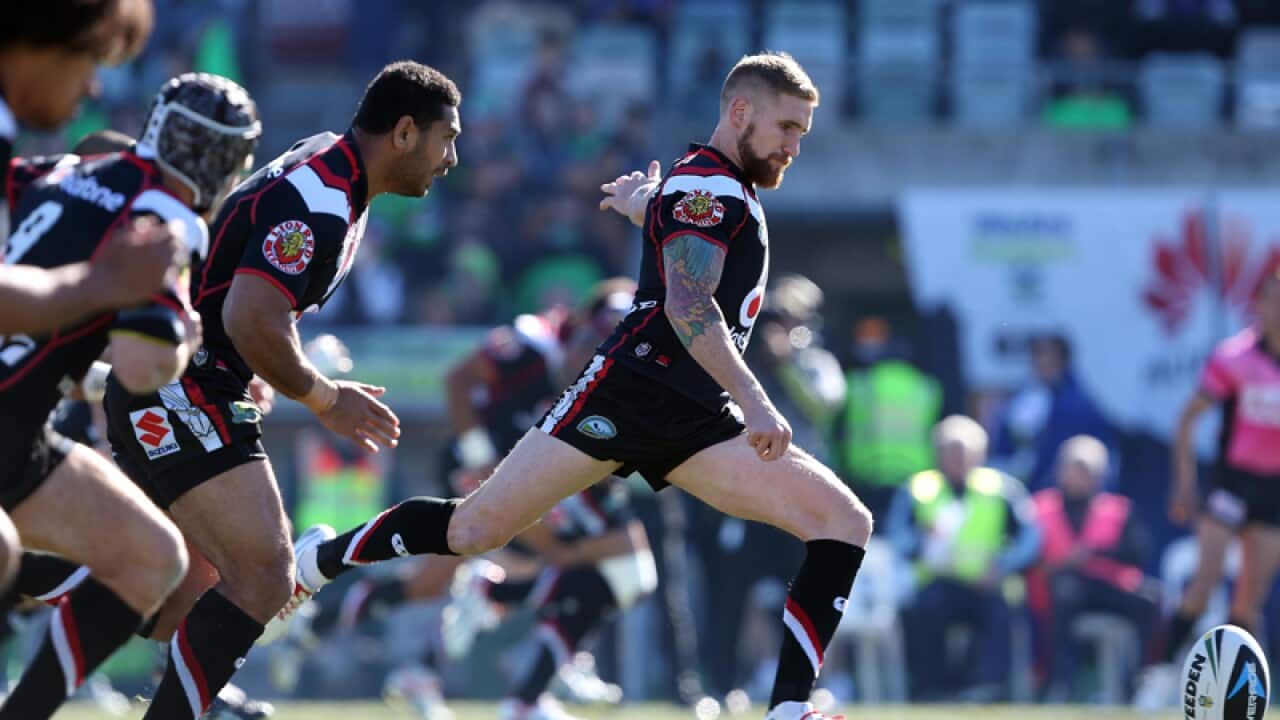 The Warriors kickoff against the Raiders