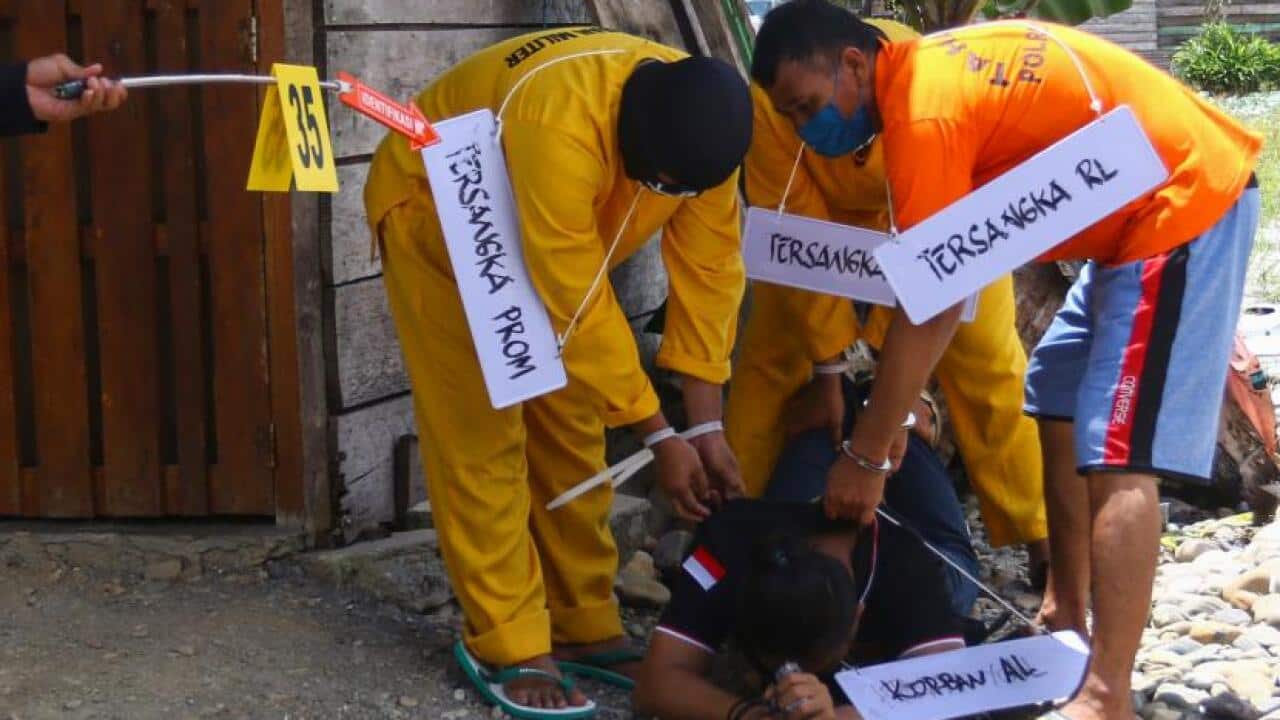 tiga-tersangka-melakukan-adegan-saat-mengikuti-rekonstruksi-pembunuhan-dan_220903161051-589.jpg