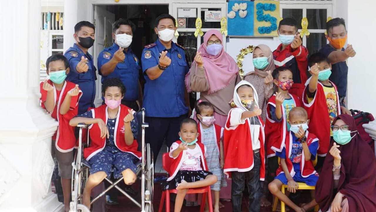 Anak-anak di Yayasan Kasih Anak Kanker Indonesia cabang Makassar dihibur oleh tim pemadam kebakaran kota setempat