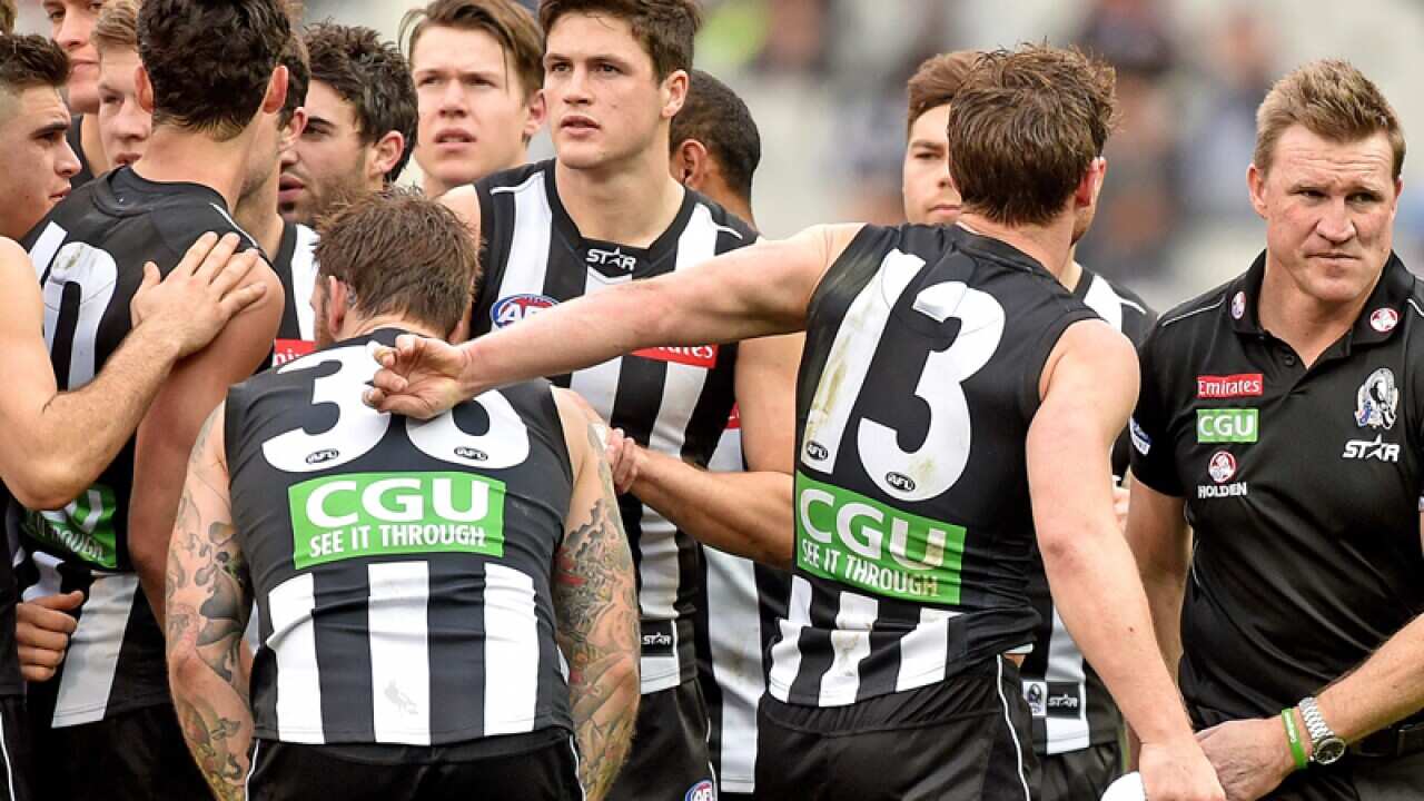 Collingwood coach Nathan Buckley (R) speaks to his players