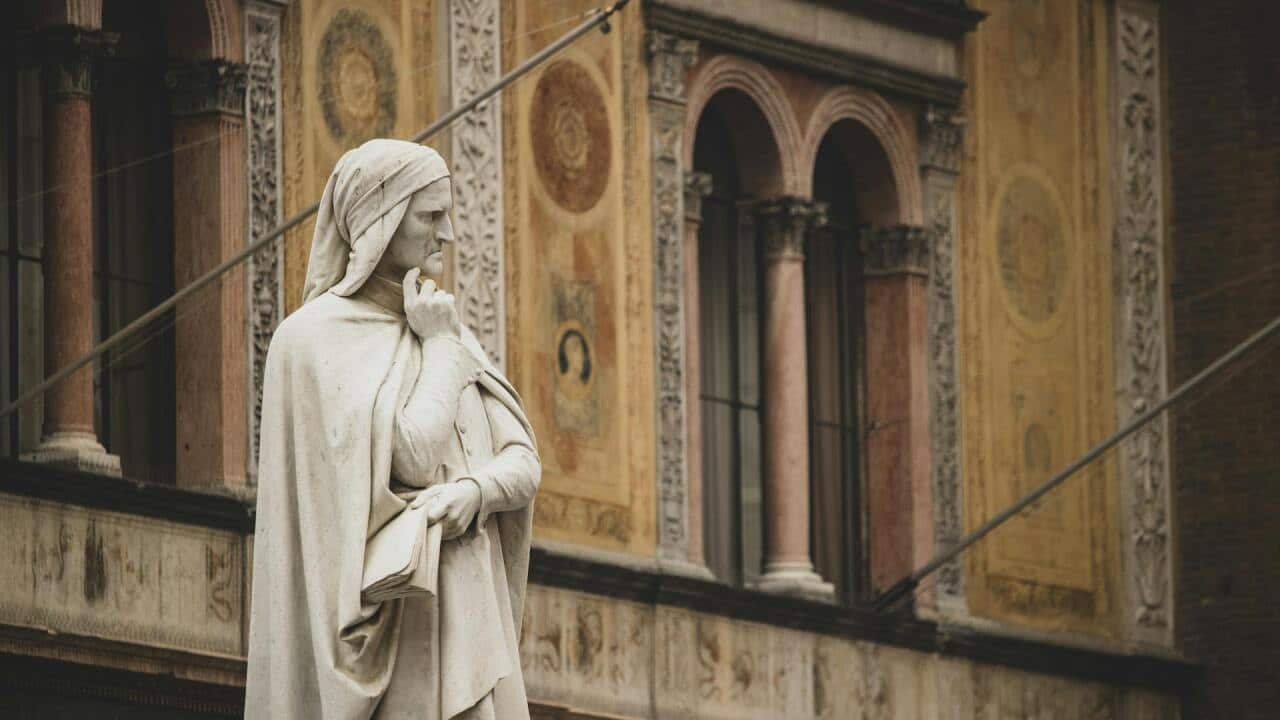 Una statua del Sommo Poeta a Verona.