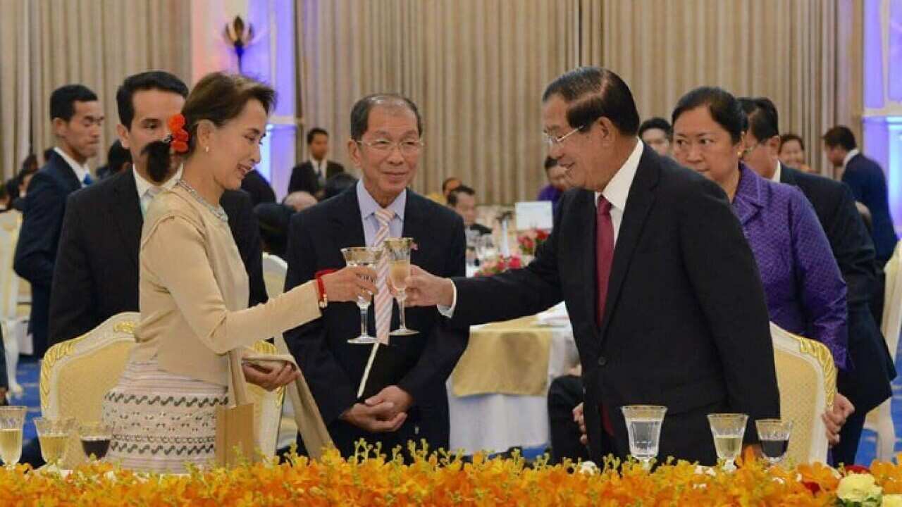 Cambodia PM Hun Sen (R) with Myanmar State Counsellor Aung San Suu Kyi(L).