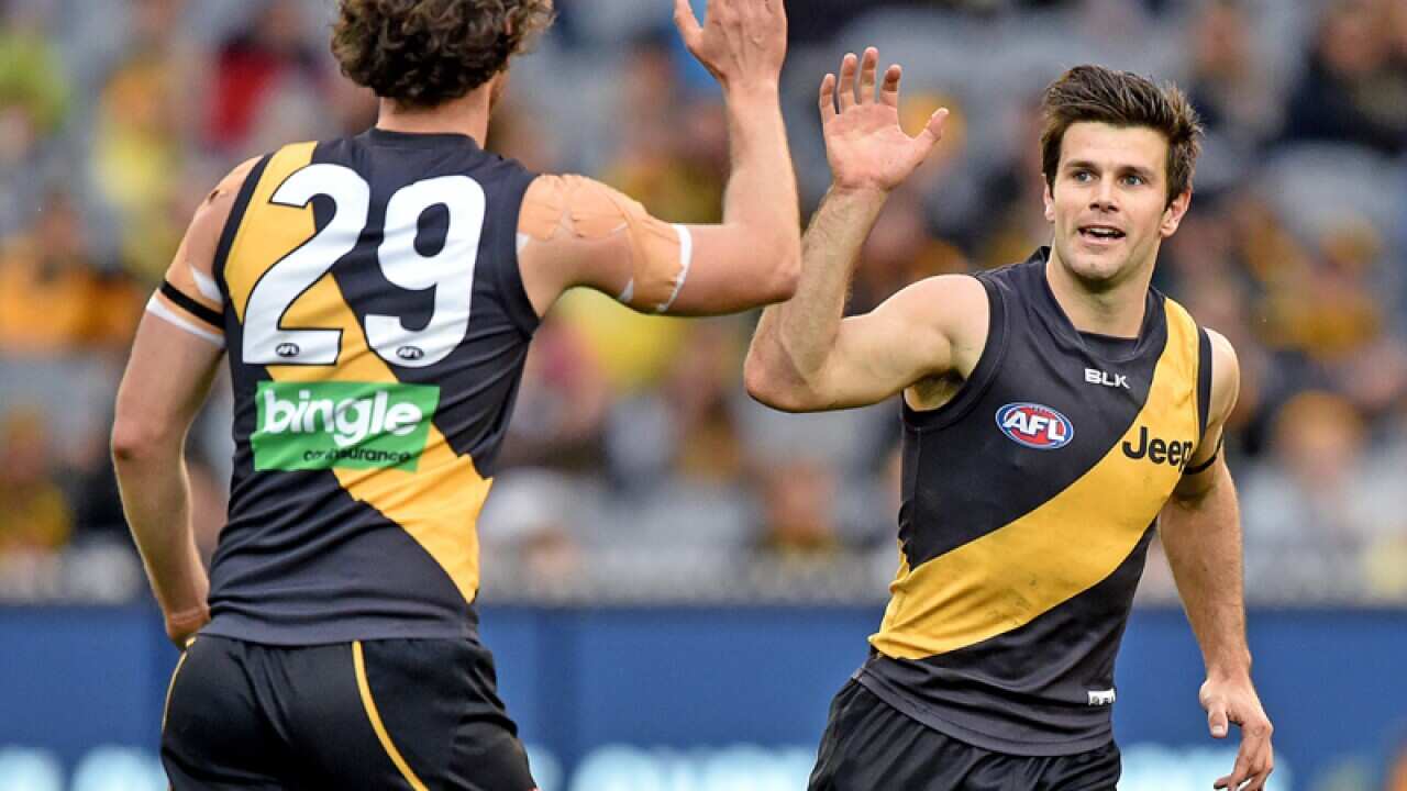 Trent Cotchin of the Tigers (R) and team-mate Tyrone Vickery